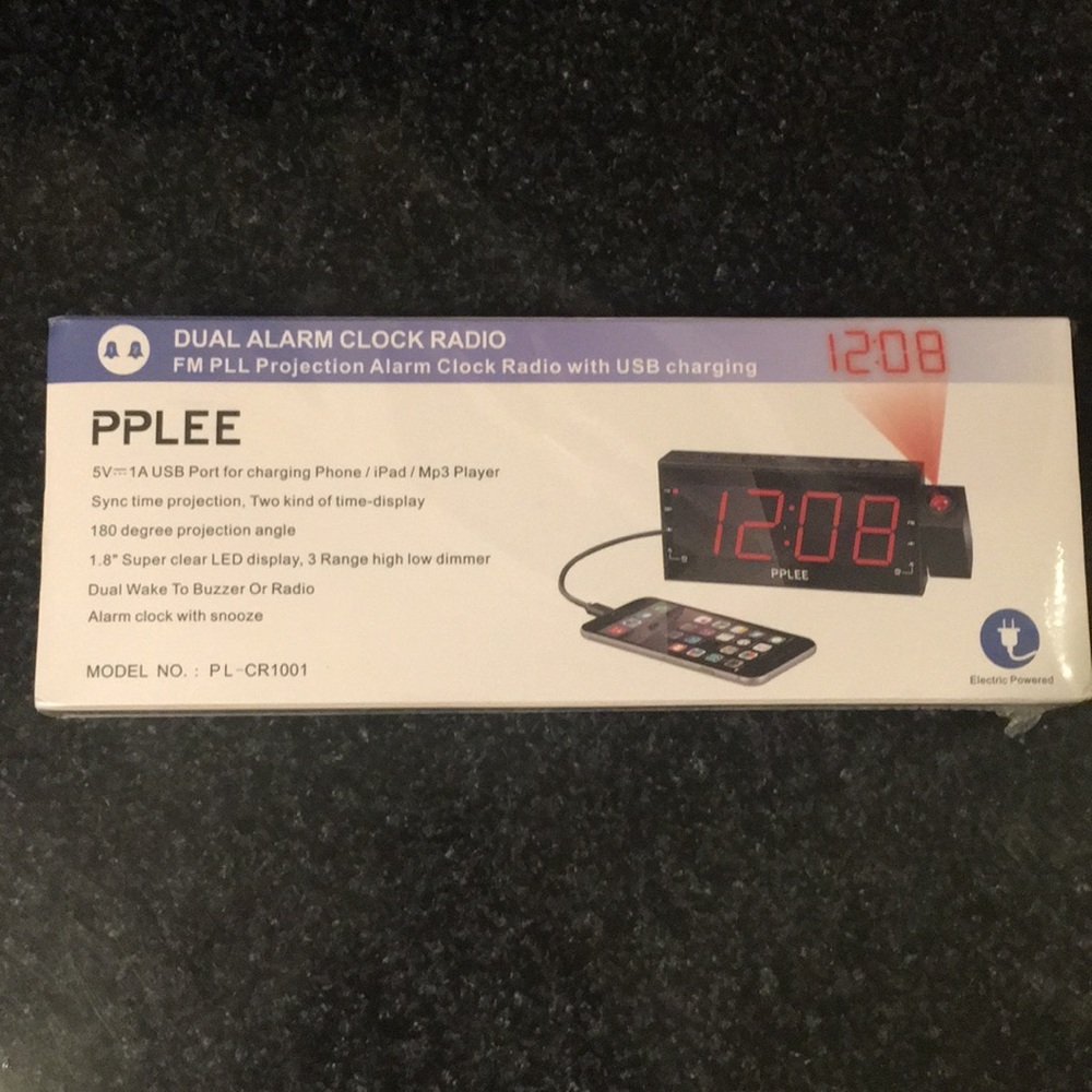 NWT Dual Alarm Clock Radio Projection USB charging